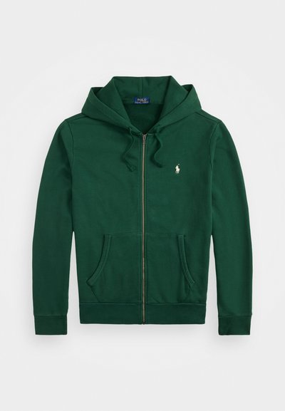 Sweatshirt com fecho éclair de cor verde escura, com bolsos frontais, cordões e um pequeno logótipo branco na área do peito esquerdo.