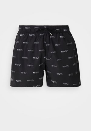 Shorts de bain noirs en tissu lisse, ornés d'un motif logo blanc en répétition, avec une taille élastique et un cordon de serrage.