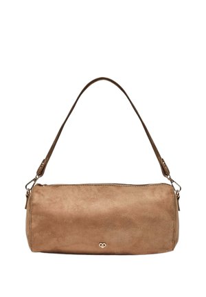 Sac à main cylindrique en daim marron avec une bandoulière ajustable et un petit logo métallique en forme de cœur au centre avant.