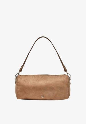 Sac à main cylindrique en daim marron avec une bandoulière ajustable et un petit logo métallique en forme de cœur au centre avant.