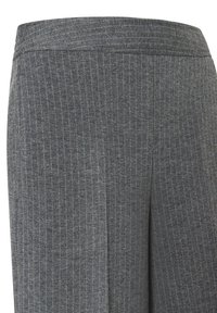 Grijze stoffen broek met een krijtstreep patroon. Heeft een gladde textuur, een rechte pasvorm en een tailleband. Geen zichtbare gespen of accenten.