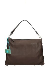 Borsa a tracolla in pelle marrone con finitura texture, una sola tracolla e chiusura con zip. Presenta un'etichetta blu attaccata come dettaglio.