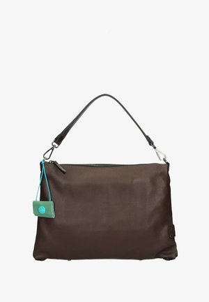 Borsa a tracolla in pelle marrone con finitura texture, una sola tracolla e chiusura con zip. Presenta un'etichetta blu attaccata come dettaglio.