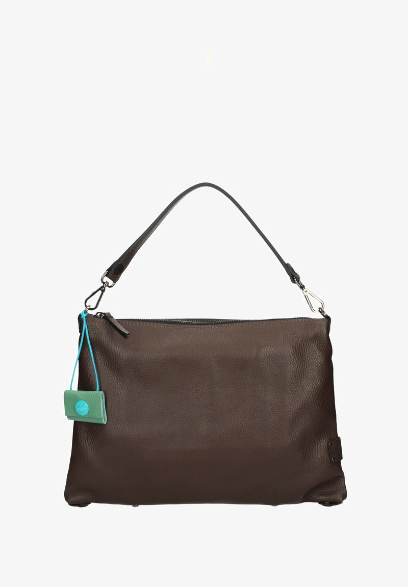 Borsa a tracolla in pelle marrone con finitura texture, una sola tracolla e chiusura con zip. Presenta un'etichetta blu attaccata come dettaglio.