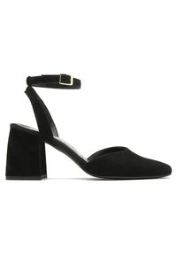 Czarne zamszowe buty na blokowym obcasie z otwartym noskiem, paskiem na kostkę z złotą klamrą oraz gładkimi, kanciastymi linii.