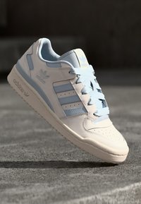 adidas Originals FORUM LOW CL - Sneakers laag - off white/halo blue
