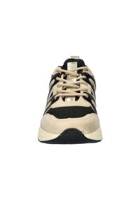 Beige en zwarte sport schoen met een mesh bovenkant, suede accenten, beige veters, een gestructureerd patroon en een rubberen zool met een gebogen ontwerp.