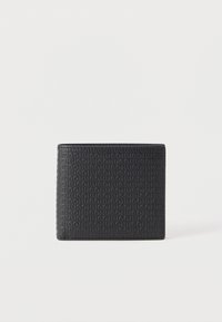 Μαύρο δίπτυχο πορτοφόλι από δέρμα με ανάγλυφα επαναλαμβανόμενα γράμματα «HUGO», εμφανιζόμενο κλειστό σε λευκό φόντο.