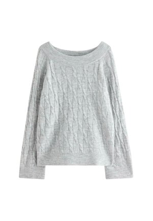 Lysegrå langærmet sweater med bred ribbet halsudskæring og diagonalt kabelstrikket mønster på front og ærmer.