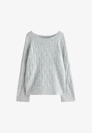 Lysegrå langærmet sweater med bred ribbet halsudskæring og diagonalt kabelstrikket mønster på front og ærmer.