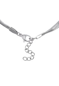 Silberne Metallkette mit flexiblem Design, ausgestattet mit einem Karabinerverschluss und einer Verlängerungskette mit runden Gliedern.