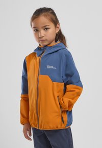 Giacca a blocchi di colore con tessuto blu e arancione, con chiusura a zip, cappuccio e tasche laterali. Il materiale sembra leggero e liscio.