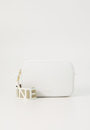 Bílá kožená obdélníková crossbody taška s texturovaným povrchem, zlatým kováním a potištěným látkovým popruhem s výrazným nápisem.