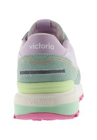 Achteraanzicht van een sneaker in pastelroze, groen en wit, met het "victoria"-merk op de hiel en zool.