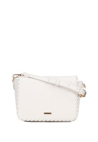 Borsa a spalla bianca in pelle con una texture liscia, caratterizzata da dettagli intrecciati sui bordi e un logo del marchio in tono oro. Inclusa tracolla regolabile.