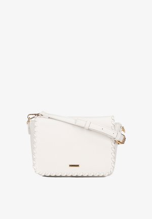 Borsa a spalla bianca in pelle con una texture liscia, caratterizzata da dettagli intrecciati sui bordi e un logo del marchio in tono oro. Inclusa tracolla regolabile.