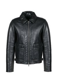Chaqueta de cuero negra con cuello tipo solapa, cierre frontal de cremallera, dos bolsillos frontales y una textura suave. Presenta detalles de costura mínimos.