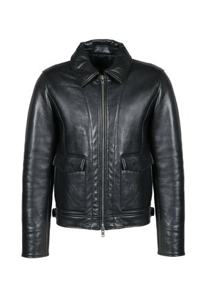Chaqueta de cuero negra con cuello tipo solapa, cierre frontal de cremallera, dos bolsillos frontales y una textura suave. Presenta detalles de costura mínimos.