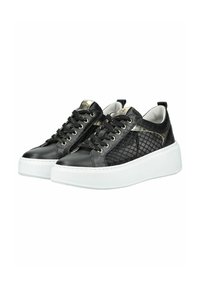 Baskets en cuir noir avec panneaux latéraux en mesh, lacets noirs, accents dorés et semelles plateformes épaisses blanches, inclinées vers la droite sur un fond blanc.