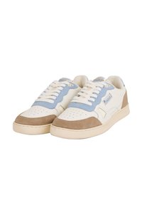 Sneakers bianchi con dettagli in suede blu chiaro e beige, punta arrotondata, decorazioni forate e lacci bianchi. Suola in gomma.
