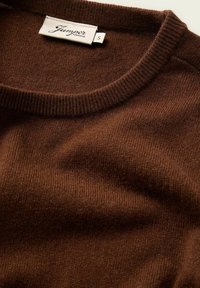 Ruskea neulepaita, jossa on ribattu pyöreä kaulus, sileä pinta ja etiketti, joka osoittaa koon Pieni.