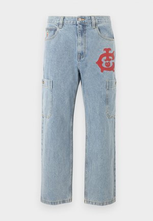 Pantalon cargo en denim bleu clair avec poches latérales et un graphique rouge sur la cuisse droite.