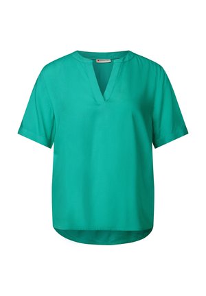 Blouse verte à manches courtes avec un décolleté en V, fabriquée dans un tissu lisse, présentant une coupe décontractée et un ourlet légèrement arrondi.