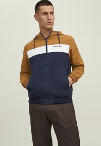 Jack & Jones JJERUSH brązowy