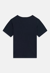 Απλό κοντομάνικο μπλουζάκι σε σκούρο ναυτικό μπλε χρώμα με στρογγυλή λαιμόκοψη, εμφανιζόμενο από την πίσω πλευρά σε λευκό φόντο.