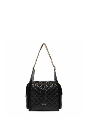 Bolso negro acolchado con correa de cadena dorada, cierre con cordón, bolsillos laterales y logo dorado "BADURA" en el frente.