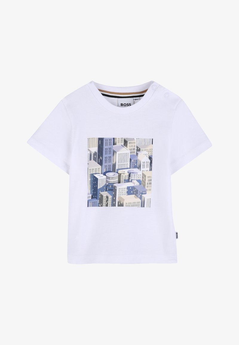 T-shirt blanc pour tout-petit avec imprimé de paysage urbain bleu et beige représentant des bâtiments et le mot "BOSS" sur le devant.