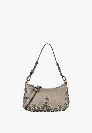 Kleine Taupe-Handtasche mit abnehmbarem Schulterriemen und dekorativen silbernen Nieten, die am Boden und an den Seiten in Blumenmustern angeordnet sind.