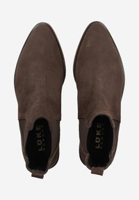 Bottines en suède brun, avec des bouts pointus, des panneaux latéraux élastiques et une finition texturée. Présente un logo sur les semelles intérieures.