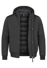 Zwarte pufferjack met een capuchon, drukknoopsluitingen, geribde manchetten en een gewatteerde voering. Soepele textuur met zijzakken.