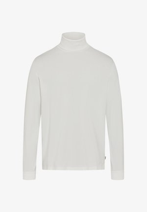 Chemise blanche à manches longues et col roulé, avec une coupe slim et une petite étiquette en tissu sur la couture latérale gauche.