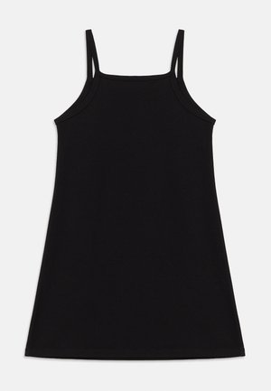 Vestito nero senza maniche a linea svasata con sottili doppie bretelle sulle spalle, su sfondo bianco.