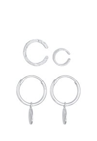 Set med fyra silvriga örhängen: två stora ringar med hängande skivor som accent, och två mindre texturerade ringar. Slät och glänsande yta.
