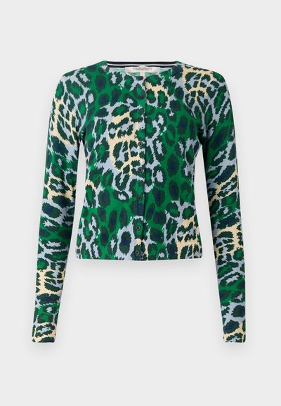 Cardigan léopard imprimé vert, bleu et beige, à manches longues, encolure ronde, six boutons à l'avant, coupe ajustée, texture lisse.