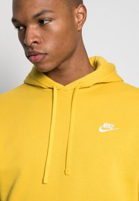 Nike Sportswear SPORTSWEAR CLUB FLEECE - Sweatshirt com capuz - vivid sulfur
