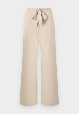 Pantalon beige taille haute à jambes larges avec une ceinture en tissu nouée en nœud à la taille, présenté sur un fond uni.