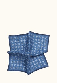 Sininen kuvioitu nenäliina, jossa on pieniä vaaleansinisistä neliöistä koostuvia kuvioita tekstuuripinnalla ja pyöristetyt reunat.