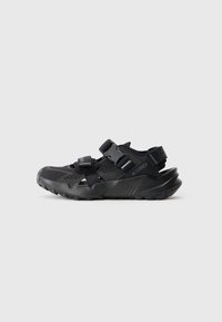 Sorte udendørs sandaler med mesh-overdel, justerbare stropper, tekstureret sål og forstærket tåkap. Letvægtsdesign for forbedret greb.
