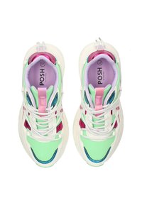 Zapatillas con una suela blanca y gruesa. La parte superior presenta acentos en verde menta, rosa y azul, con detalles brillantes y cordones decorativos.