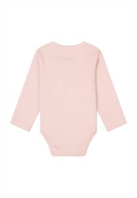 Långärmad babybodysuit i mjuk rosa ribbad tyg, med rund halsringning och tryckknappsstängning i botten för enkel påklädning.