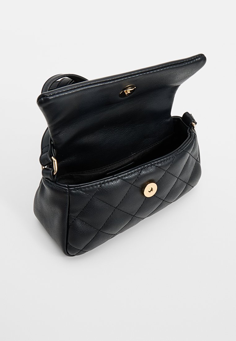 Borsa a tracolla in pelle nera con motivo trapuntato, accessori in oro e chiusura a scatto magnetico. L'interno è foderato con un tessuto liscio e scuro.