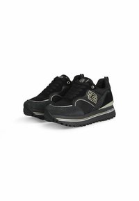 Scarpe sportive nere con tomaia in suede e rete, suola in gomma e dettagli in argento. Presentano lacci tondi e un tallone rinforzato.