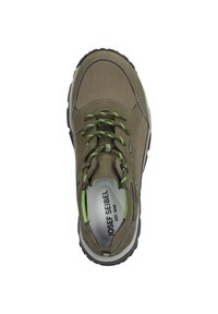 Olivgrüner Sneaker mit einem atmungsaktiven Textiloberteil, kontrastierenden leuchtend grünen Schnürsenkeln und einer soliden schwarzen Gummisohle für guten Halt.