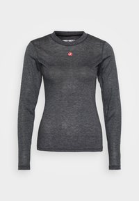 Dlouhý rukáv, tapered košile v tmavě šedé látce s ribbed texturou. Obsahuje malé červené logo na hrudi a kulatý výstřih.
