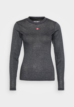 Camicia a maniche lunghe, aderente, in tessuto grigio scuro con una trama a coste. Presenta un piccolo logo rosso sul petto e un collo rotondo.