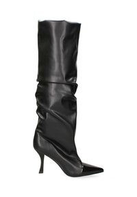 Botte en cuir noir, souple, haute jusqu'au genou, avec un bout pointu et un talon aiguille. Texture lisse avec des accents brillants au niveau du bout.